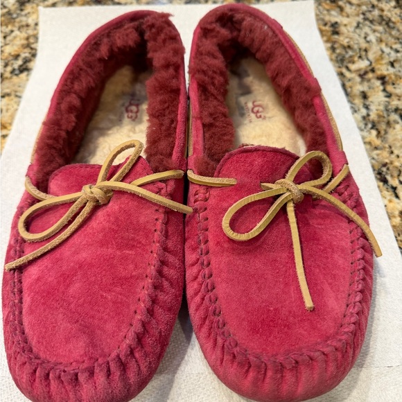 UGG Dakota Raspberry Pink Suede Slipper Moccasins Sz 9 - Picture 2 of 11